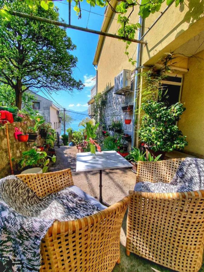 Apartment On The Shore Of The Bay Of Kotor With Free Wi-Fi Buitenkant foto