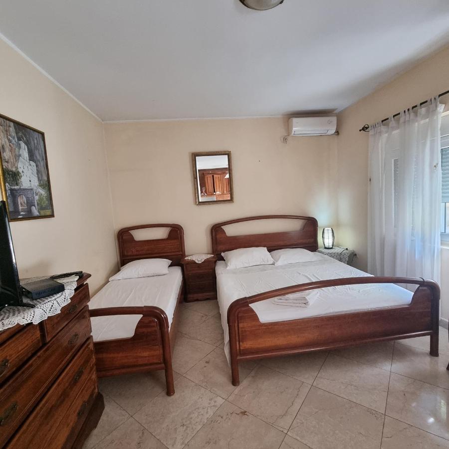 Apartment On The Shore Of The Bay Of Kotor With Free Wi-Fi Buitenkant foto