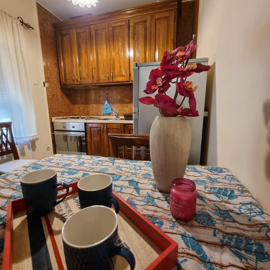 Apartment On The Shore Of The Bay Of Kotor With Free Wi-Fi Buitenkant foto