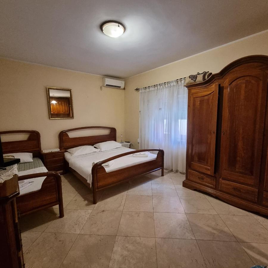 Apartment On The Shore Of The Bay Of Kotor With Free Wi-Fi Buitenkant foto